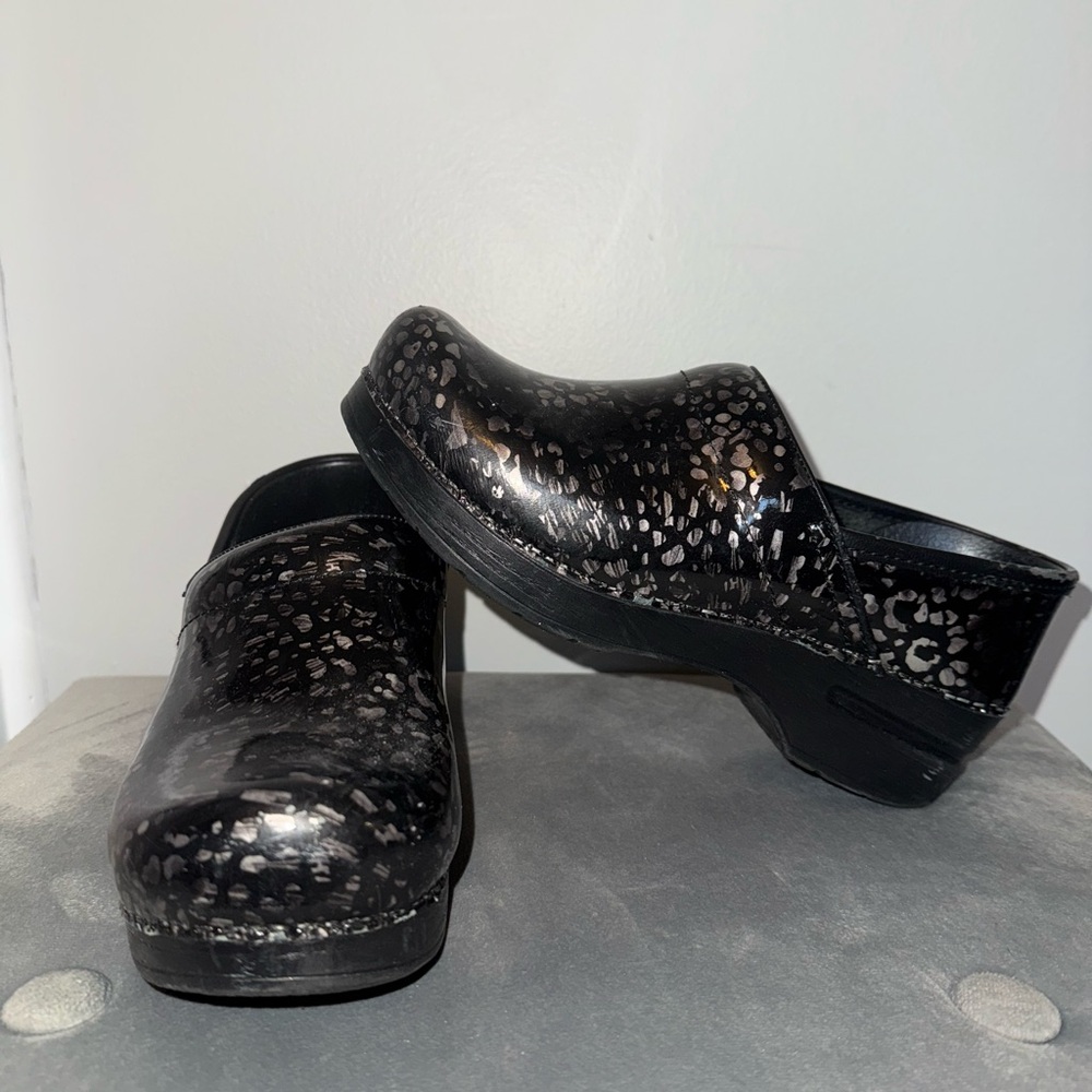 Dansko Women's Professional Clog, size 36, Pewter Leopard Patent